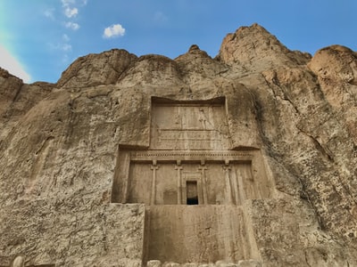白天蓝天下落基山脉上的褐色混凝土建筑